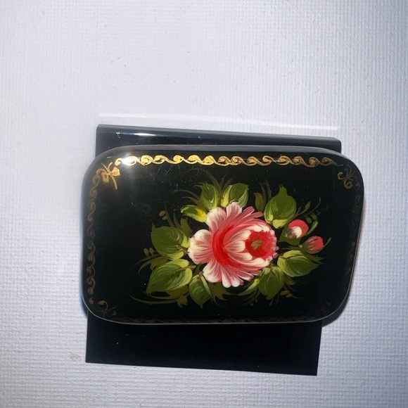 ♦️ Vintage Russian hand-painted lacquer brooch featuring a floral design. Used - Picture 3 of 3